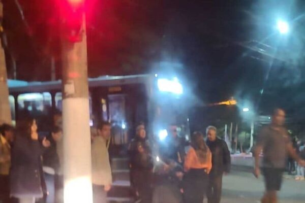Acidente de trânsito com ônibus, atropelamento e fuga no Centro de Nova Friburgo à noite.