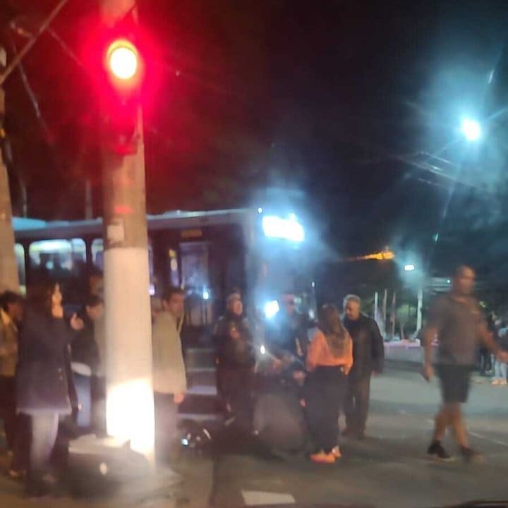 Acidente de trânsito com ônibus, atropelamento e fuga no Centro de Nova Friburgo à noite.