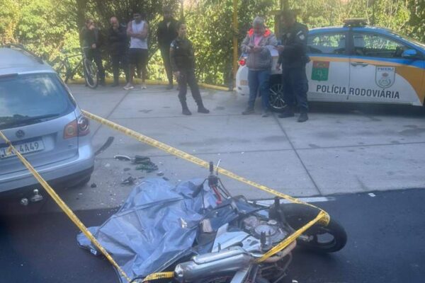 Acidente de trânsito em Nova Friburgo: carro e moto colidem, com vítima fatal.