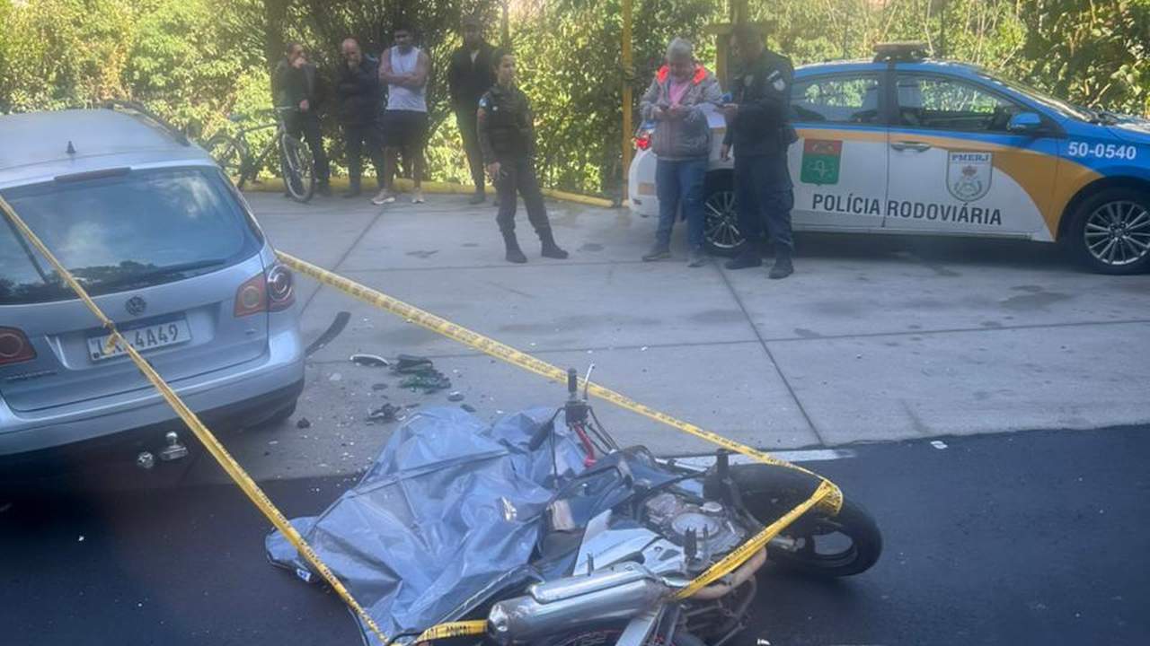 Acidente de trânsito em Nova Friburgo: carro e moto colidem, com vítima fatal.