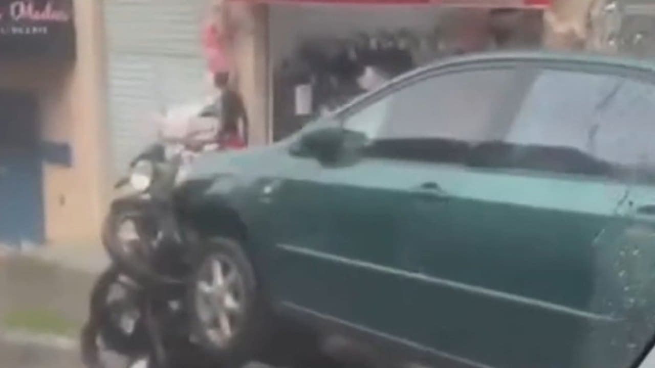 Acidente de trânsito em Nova Friburgo: carro e moto colidem em Olaria.