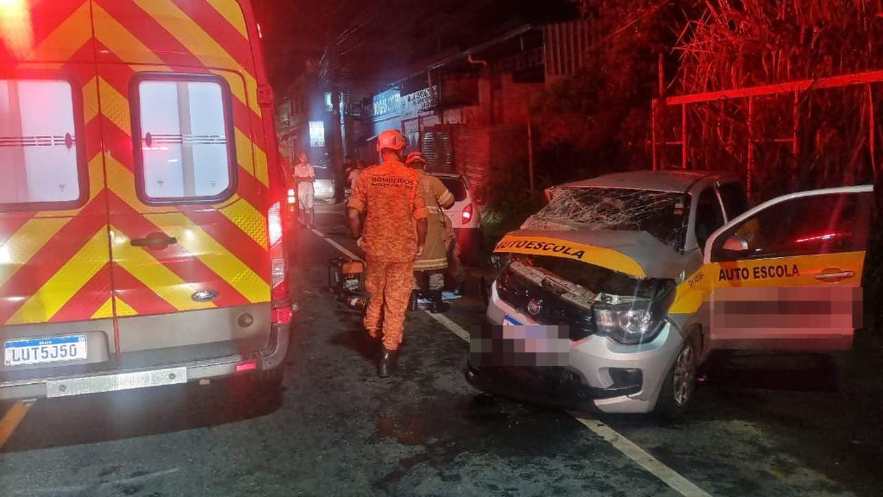 Acidente de trânsito em Nova Friburgo com carro de autoescola danificado e bombeiros no local.