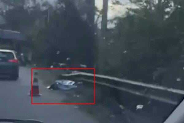 Acidente de trânsito em Nova Friburgo com sinalização de cones e destroços na via.