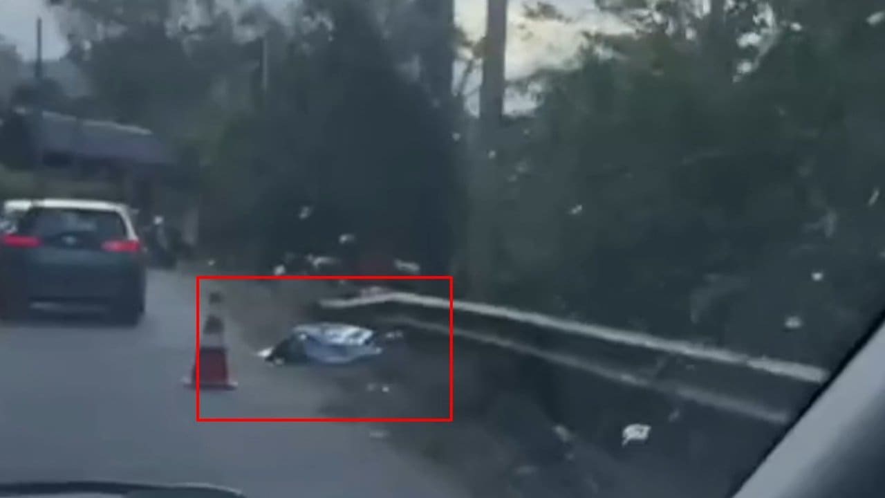 Acidente de trânsito em Nova Friburgo com sinalização de cones e destroços na via.