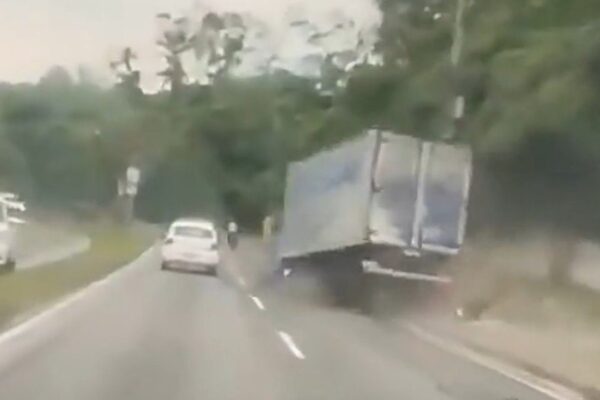 Acidente em Guaratiba: caminhão tomba após perseguição policial, derrubando fiação