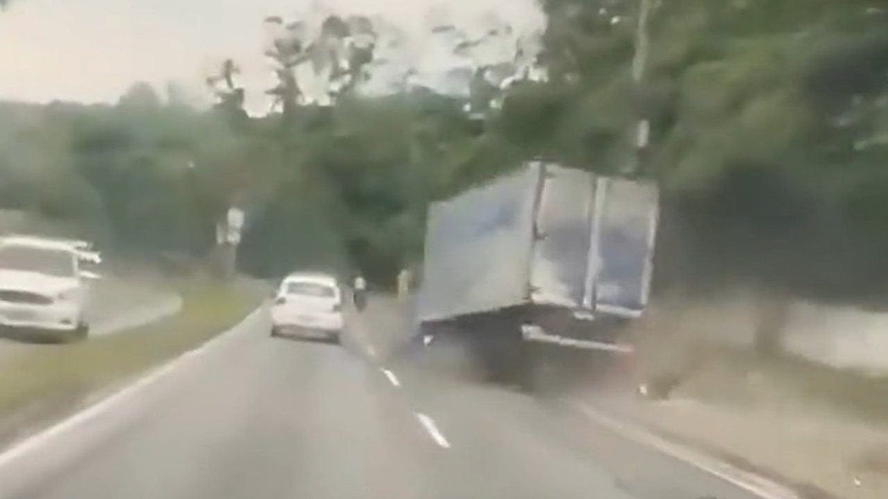 Acidente em Guaratiba: caminhão tomba após perseguição policial, derrubando fiação