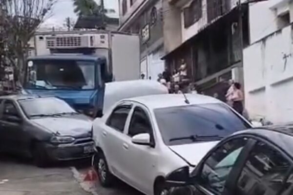 Acidente em Nova Friburgo: caminhão atinge carros em via estreita, causando danos.