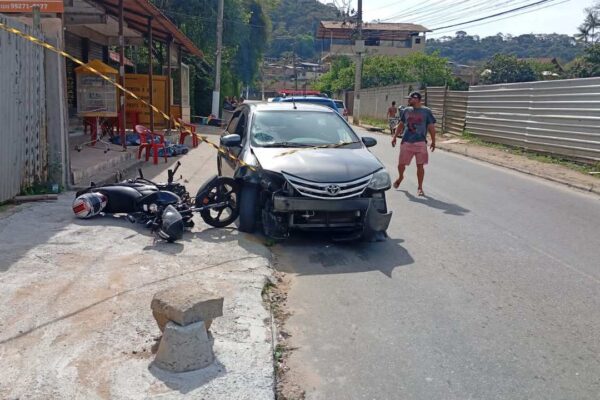 Acidente em Nova Friburgo: carro danificado e moto caída na rua, possivelmente envolvendo um catador de recicláveis.