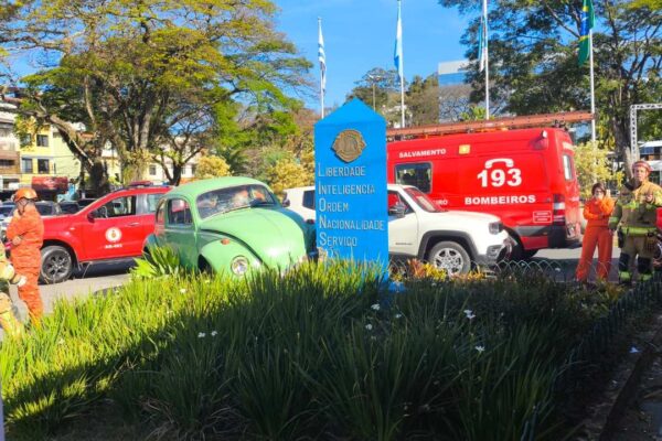 Acidente em Nova Friburgo: Carros danificados e bombeiros no local.