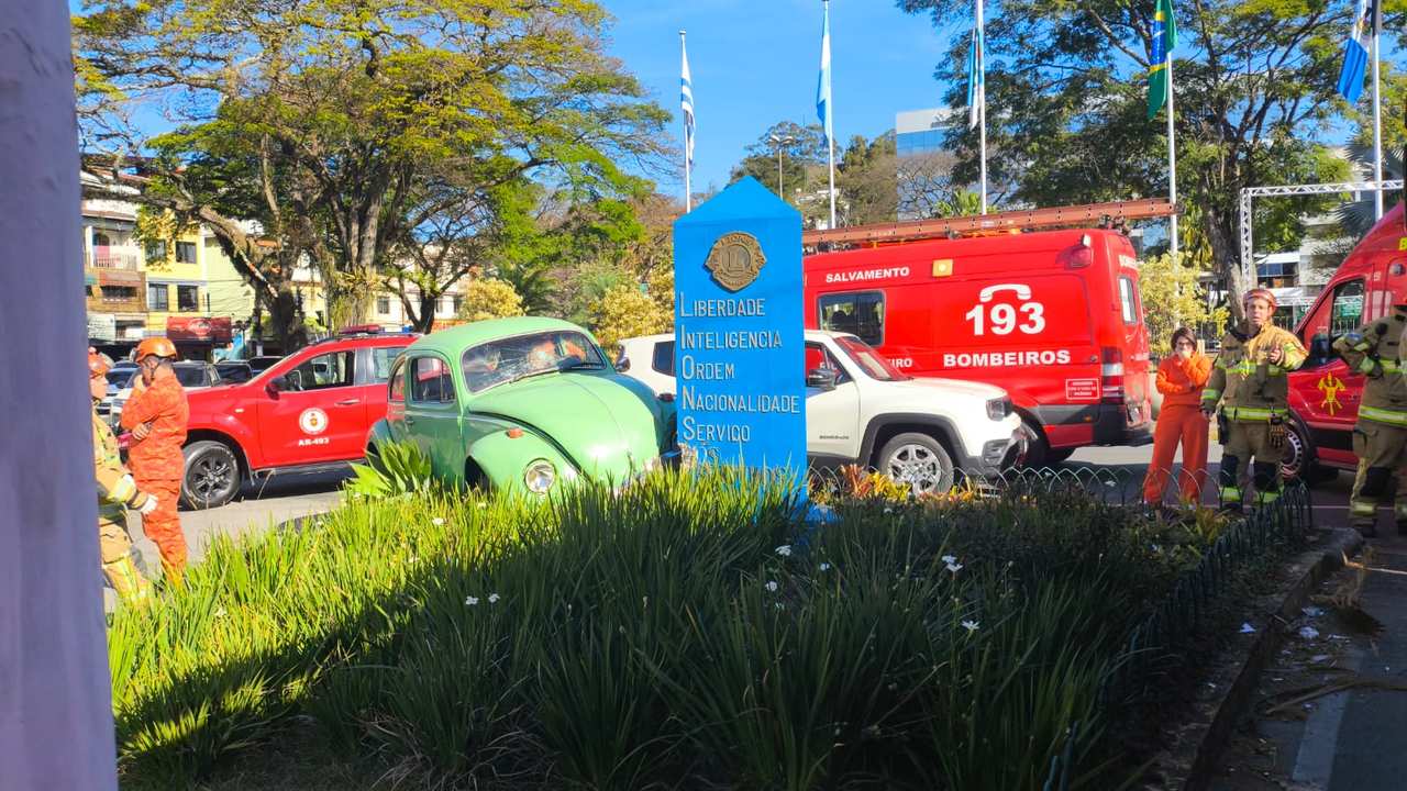 Acidente em Nova Friburgo: Carros danificados e bombeiros no local.