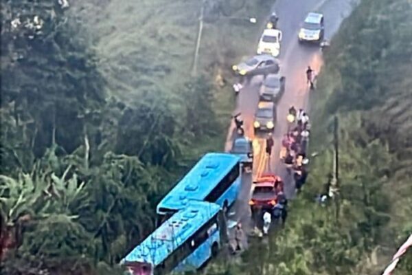 Acidente em Nova Friburgo: ônibus envolvidos em colisão após motorista passar mal.