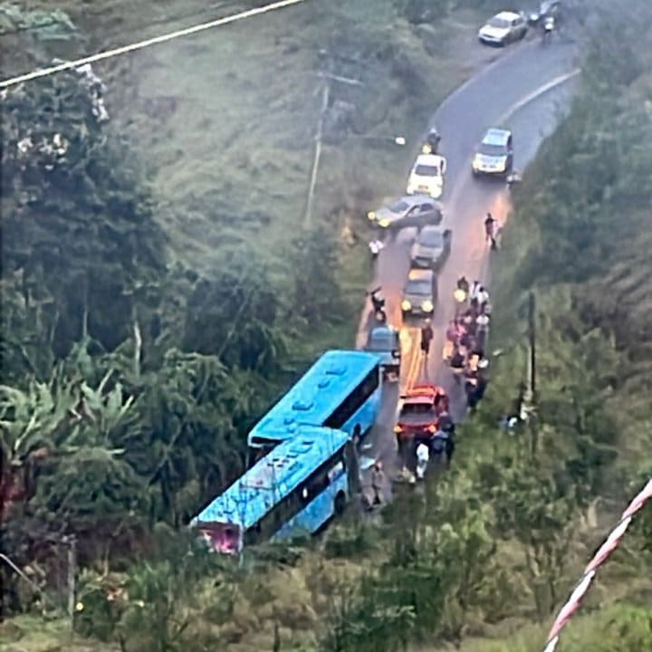 Acidente em Nova Friburgo: ônibus envolvidos em colisão após motorista passar mal.