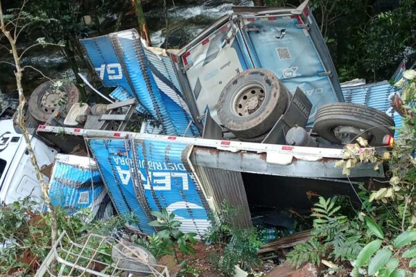 Acidente na RJ-116: Caminhão tombado em rio após queda em ribanceira.