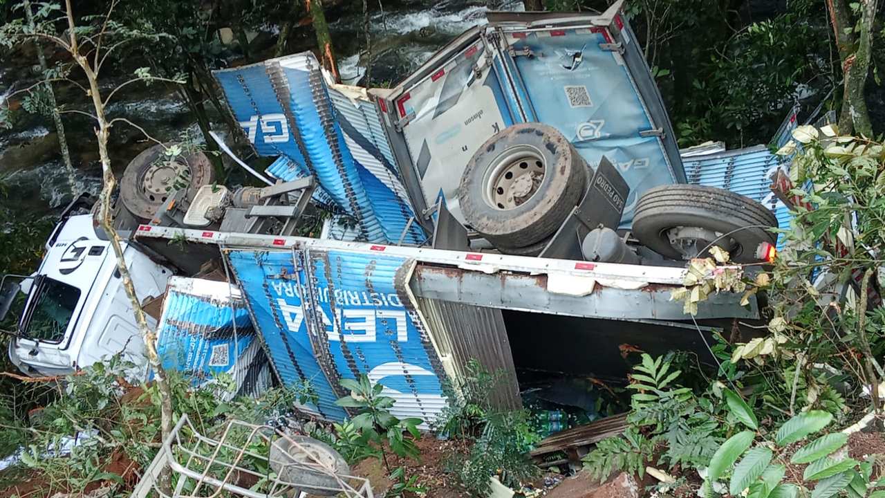 Acidente na RJ-116: Caminhão tombado em rio após queda em ribanceira.