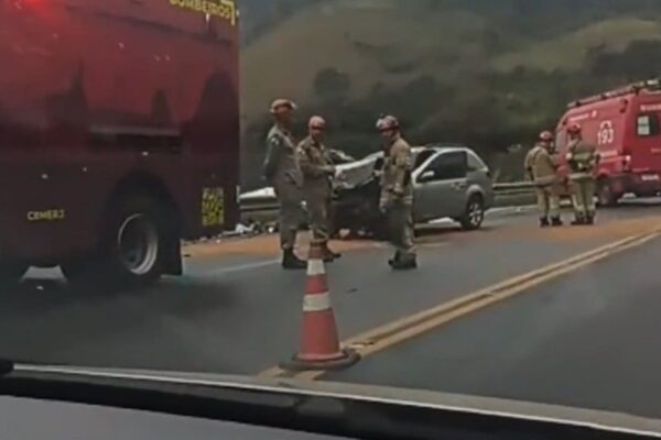 Acidente na RJ-116 em Nova Friburgo: bombeiros no local, carro danificado.