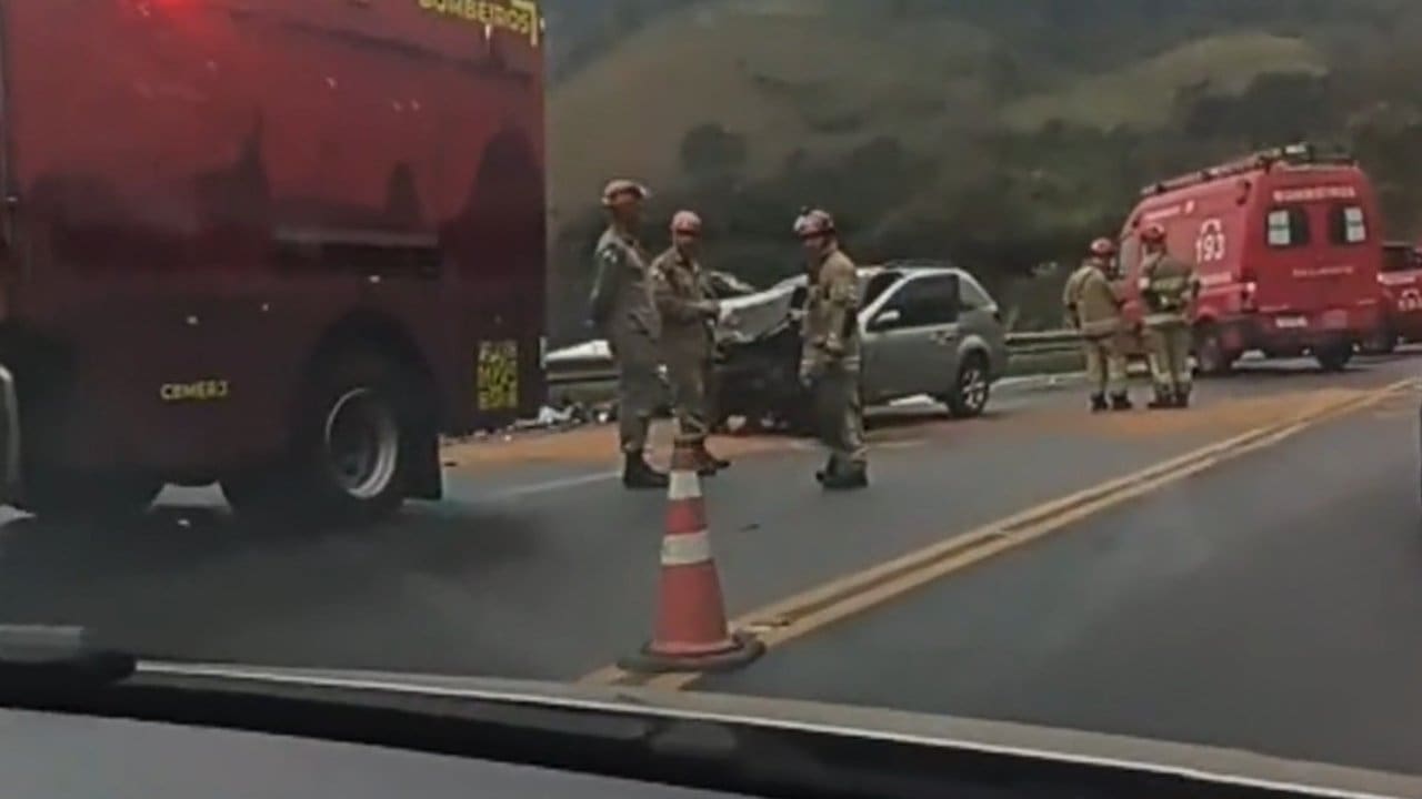 Acidente na RJ-116 em Nova Friburgo: bombeiros no local, carro danificado.