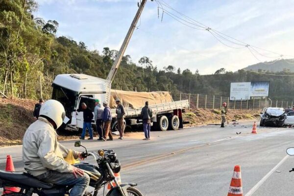 Acidente na RJ-130 em Conquista: caminhão e carro colidem, com vítimas fatais.