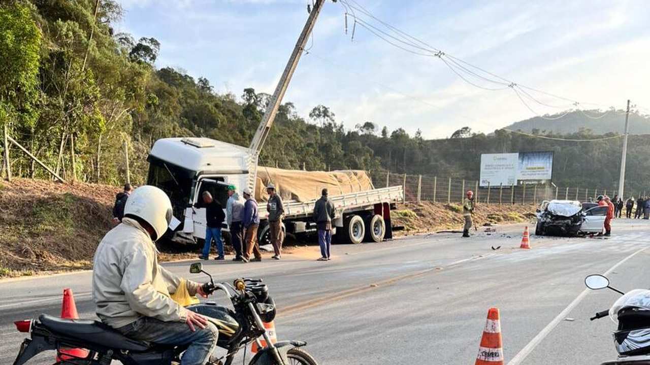 Acidente na RJ-130 em Conquista: caminhão e carro colidem, com vítimas fatais.
