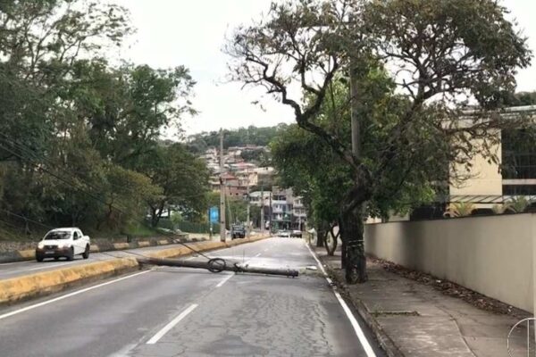 Acidente na Via Expressa: Poste derrubado e Olaria sem energia.