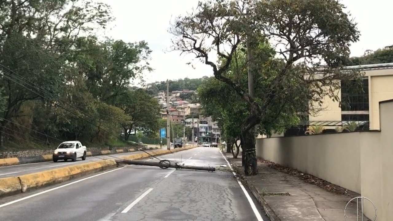 Acidente na Via Expressa: Poste derrubado e Olaria sem energia.
