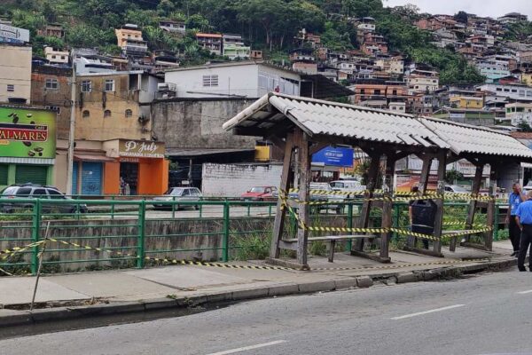 Afundamento de calçada interdita ponto de ônibus na RJ-116 em Nova Friburgo, com Defesa Civil no local.