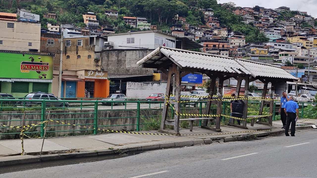 Afundamento de calçada interdita ponto de ônibus na RJ-116 em Nova Friburgo, com Defesa Civil no local.