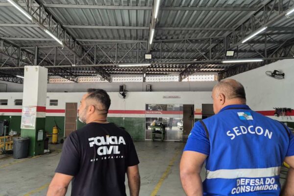 Agentes da Polícia Civil e Sedcon em operação de interdição de instaladora de GNV clandestina no Rio de Janeiro.