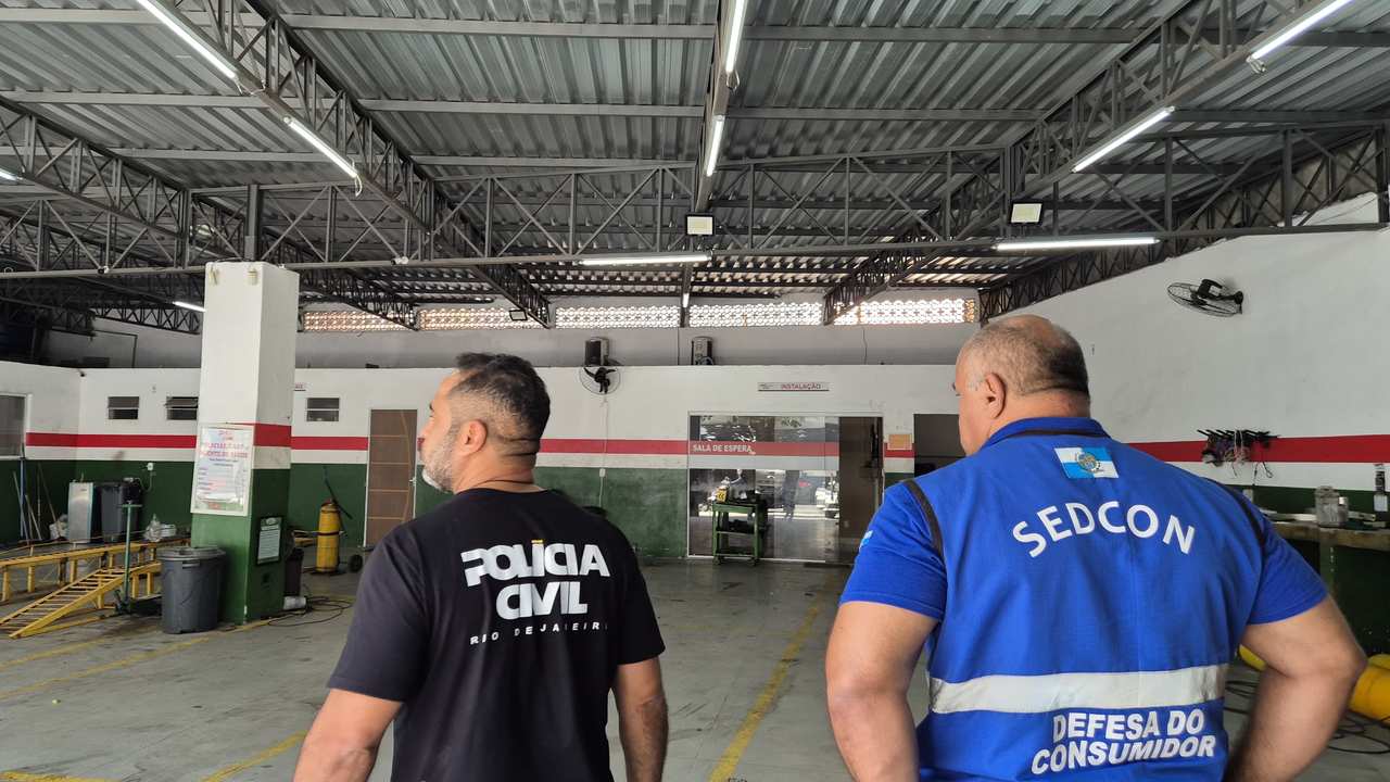 Agentes da Polícia Civil e Sedcon em operação de interdição de instaladora de GNV clandestina no Rio de Janeiro.