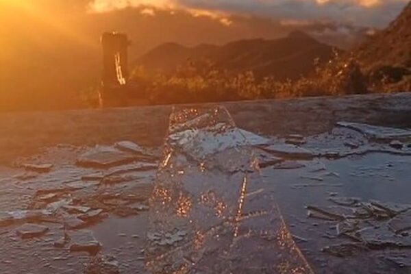 Amanhecer em Nova Friburgo com placas de gelo refletindo a luz do sol nascente.