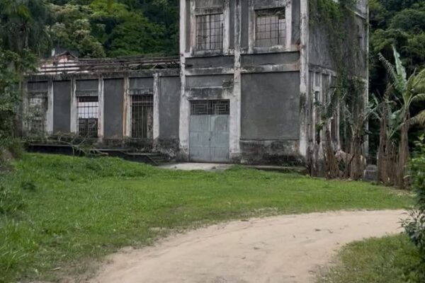 Antiga PCH às margens do Rio Macaé, em Glicério, RJ. Estrutura de 1927 desativada.