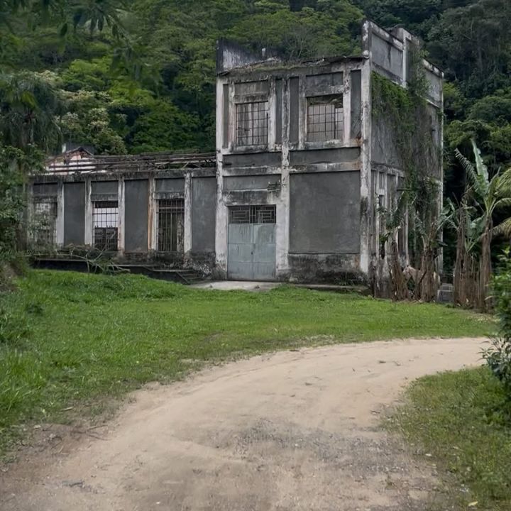 Antiga PCH às margens do Rio Macaé, em Glicério, RJ. Estrutura de 1927 desativada.