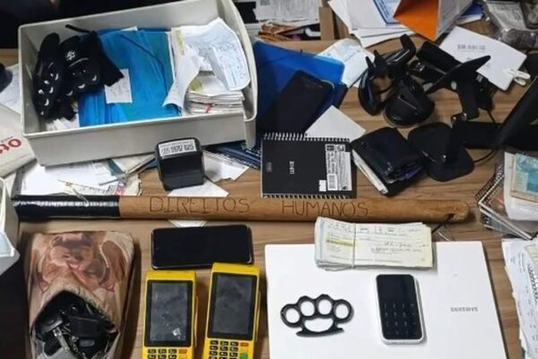 Apreensão de itens em operação do MP contra extorsão e agiotagem em Nova Friburgo.