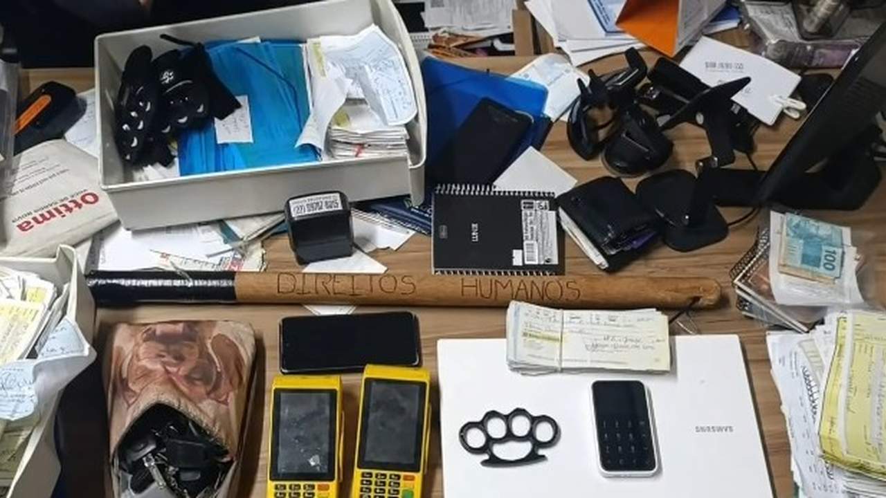Apreensão de itens em operação do MP contra extorsão e agiotagem em Nova Friburgo.