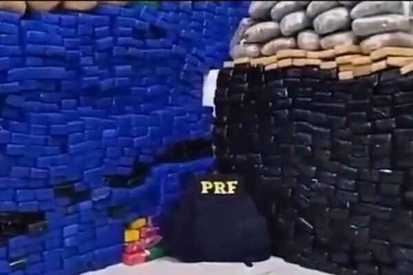 Apreensão de maconha escondida em embalagens, em um depósito. Agente PRF.