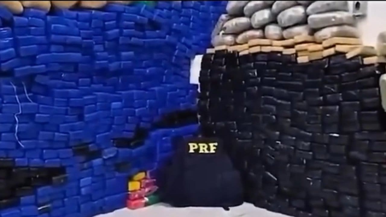 Apreensão de maconha escondida em embalagens, em um depósito. Agente PRF.