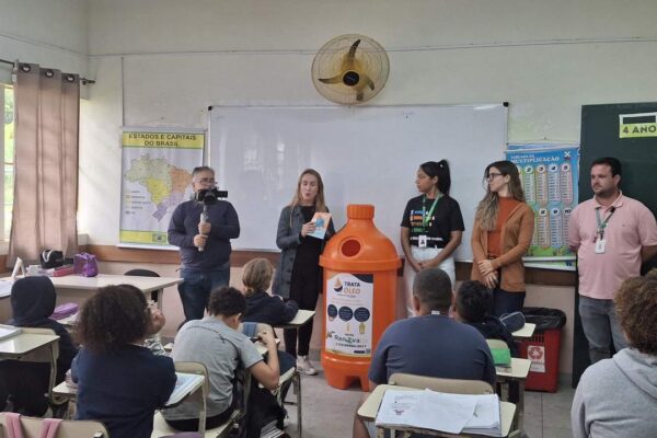 Apresentação do projeto Trata Óleo em uma escola de Nova Friburgo com alunos e organizadores.
