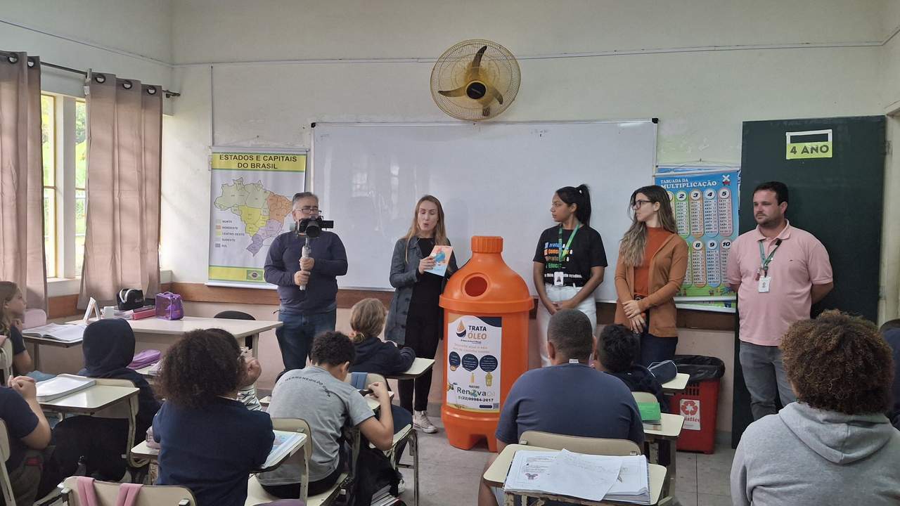 Apresentação do projeto Trata Óleo em uma escola de Nova Friburgo com alunos e organizadores.
