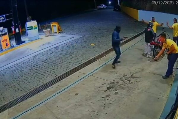 Assalto a posto de combustível em Bom Jardim. Ladrão aponta arma para frentistas e clientes.