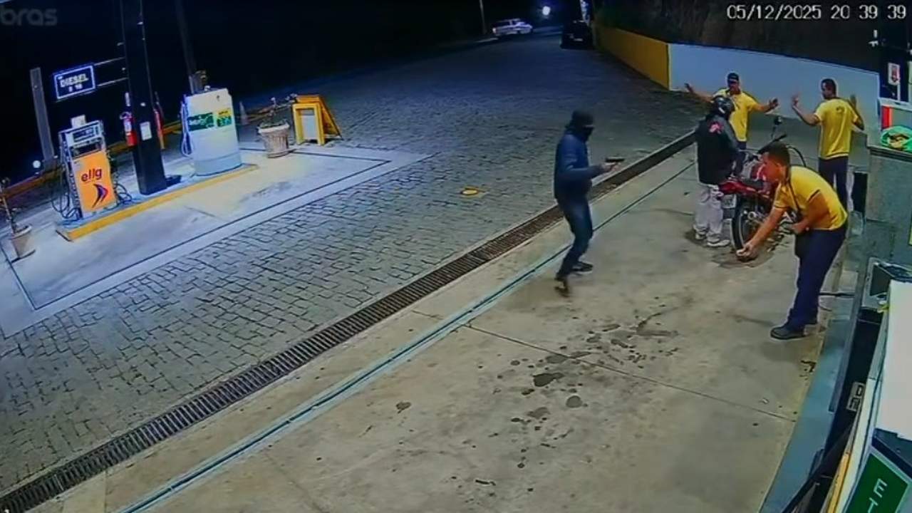 Assalto a posto de combustível em Bom Jardim. Ladrão aponta arma para frentistas e clientes.