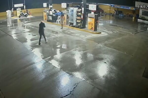 Assalto a posto de combustível em Nova Friburgo, registrado por câmeras de segurança.