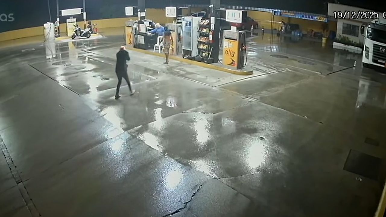 Assalto a posto de combustível em Nova Friburgo, registrado por câmeras de segurança.