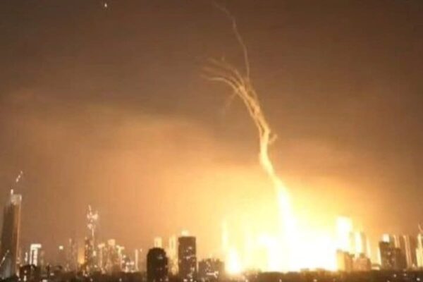 Ataque em Tel Aviv com mísseis, céu iluminado por explosões