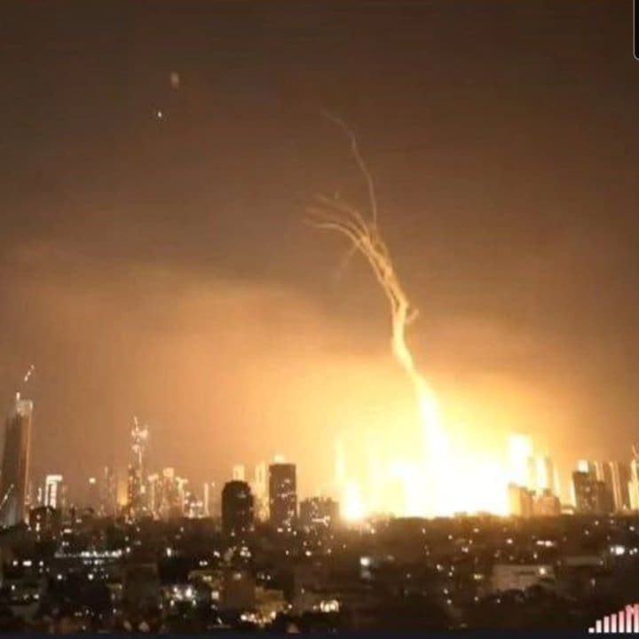 Ataque em Tel Aviv com mísseis, céu iluminado por explosões