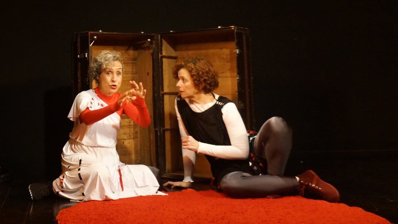 Atores em cena de "Amor de Alecrim" em Nova Friburgo, com figurinos e cenário teatral.
