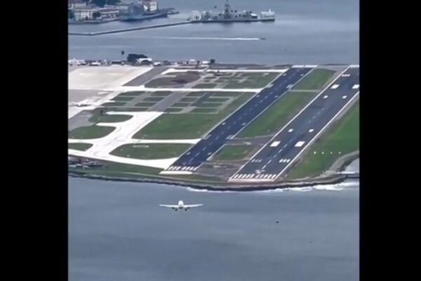 Avião arremetendo no aeroporto Santos Dumont, Rio de Janeiro