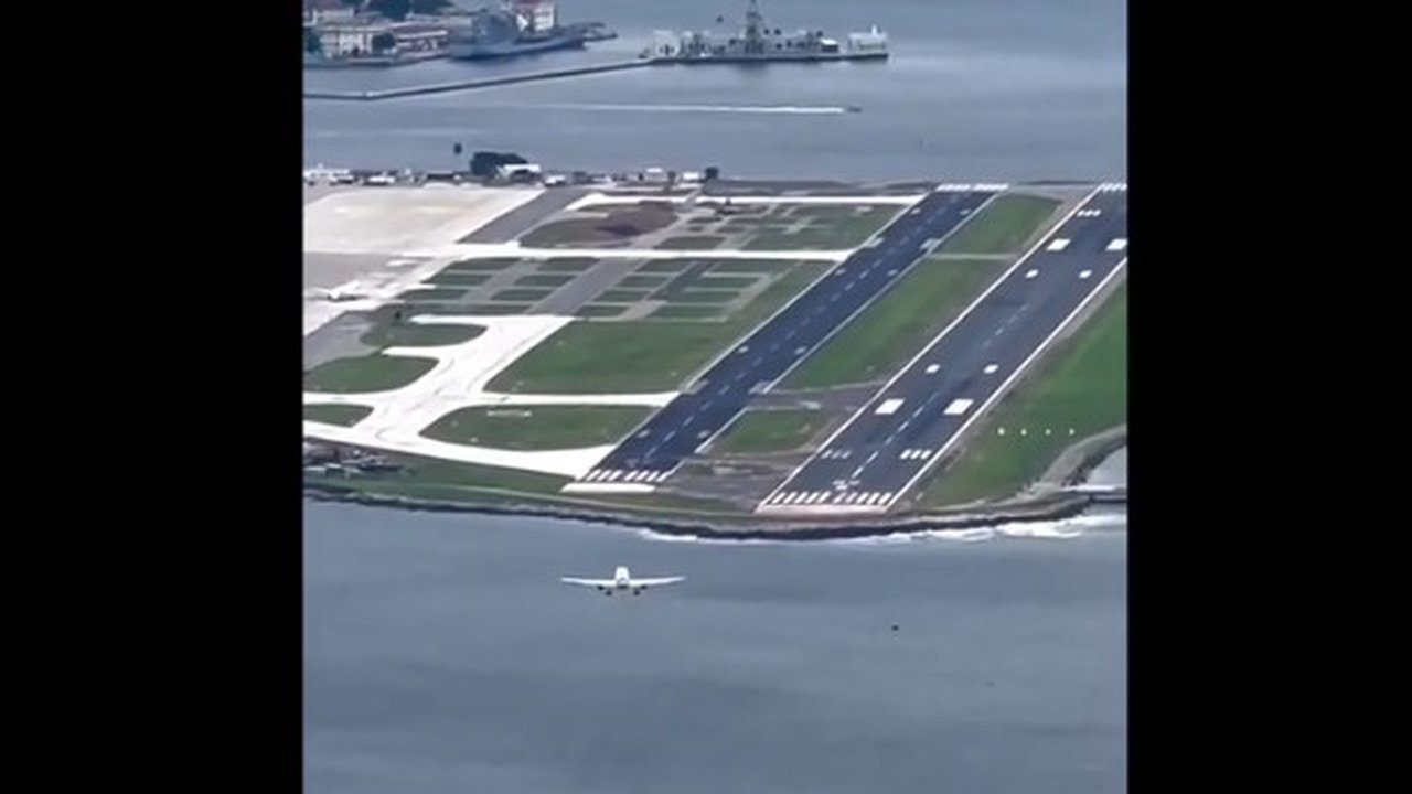 Avião arremetendo no aeroporto Santos Dumont, Rio de Janeiro