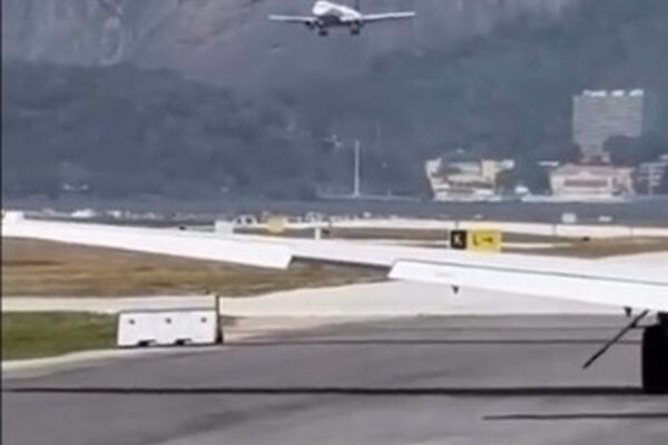 Avião da Azul fazendo arremetida em Santos Dumont com o Pão de Açúcar ao fundo