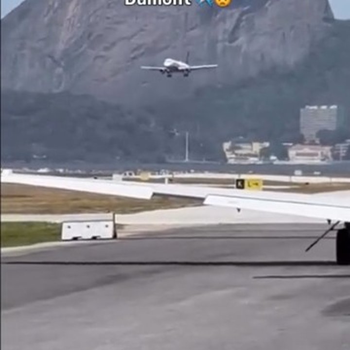 Avião da Azul fazendo arremetida em Santos Dumont com o Pão de Açúcar ao fundo