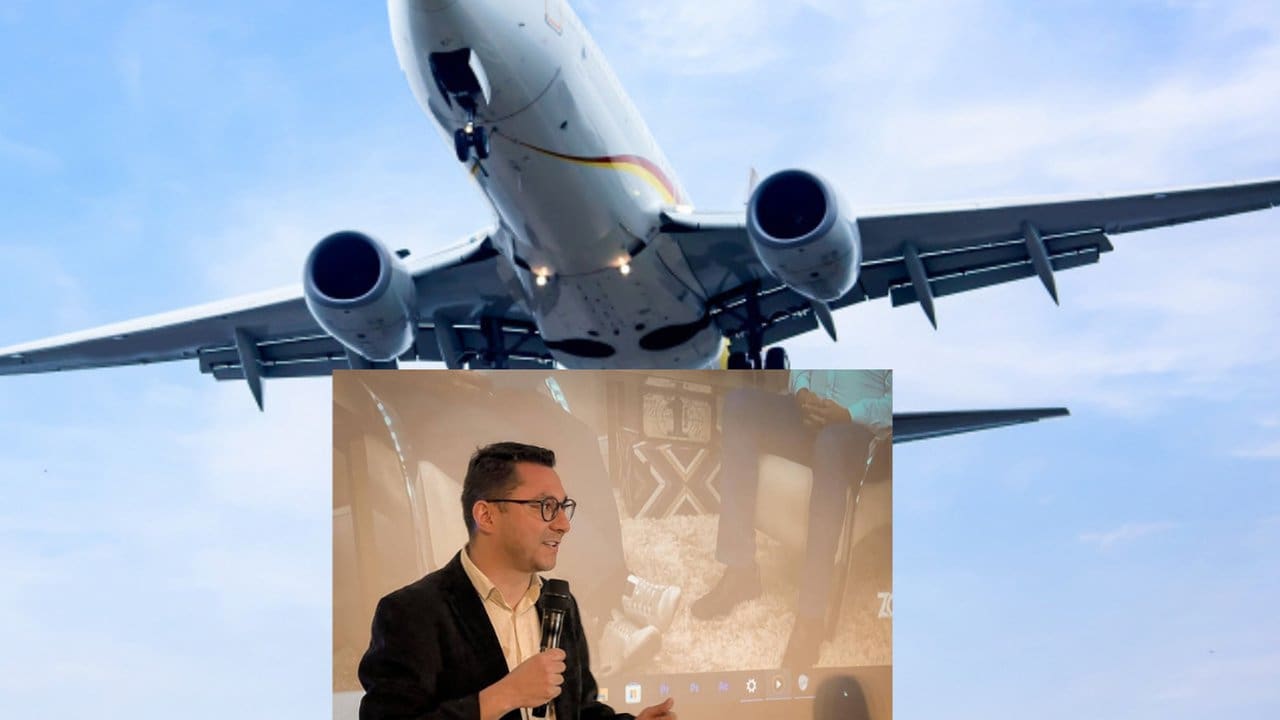 Avião sobrevoando e prefeito Johnny Maycon discursando em evento.