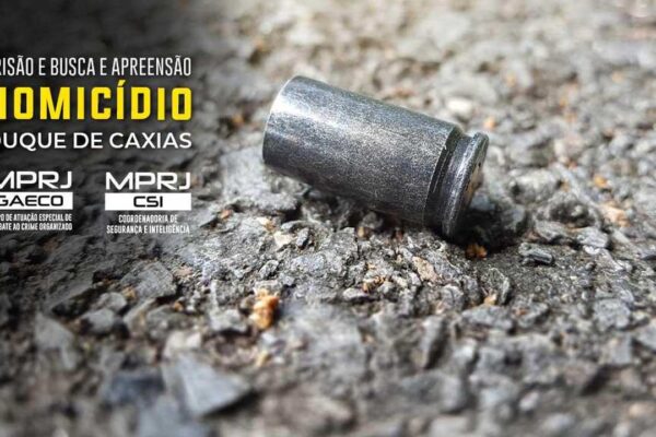 Bala de arma em cenário de investigação policial, com o texto 'Homicídio' e logos do MPRJ e GAECO.